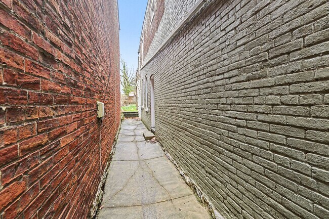 Building Photo - One bed, partially furnished, all utilities included