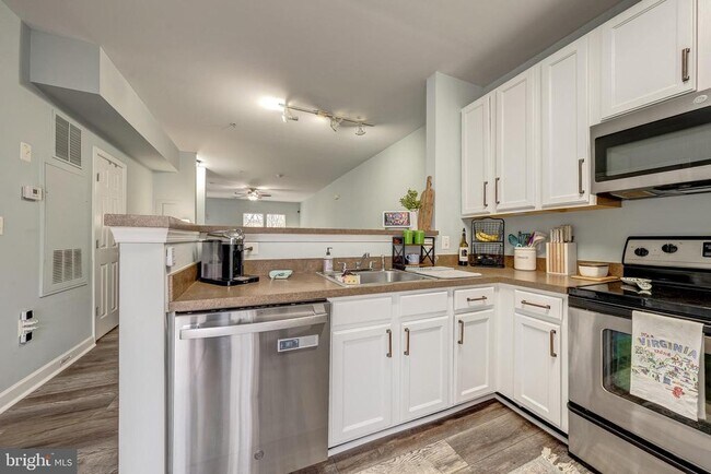 Building Photo - 42461 Rockrose Square