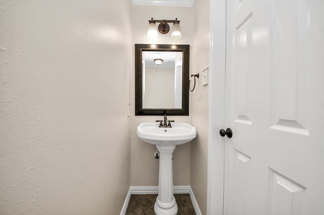 Building Photo - 1024 Glenview Dr