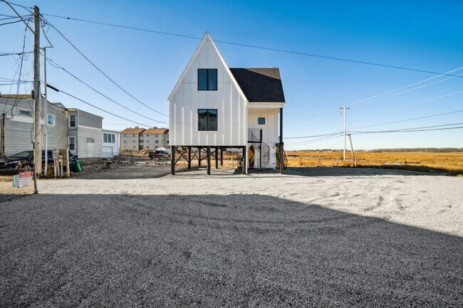 Building Photo - 10 Anchor St