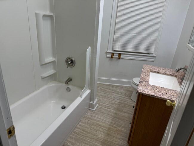 Building Photo - Spacious one-bedroom aparrtment