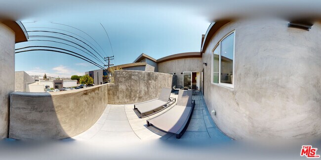 Building Photo - 547 N W Knoll Dr