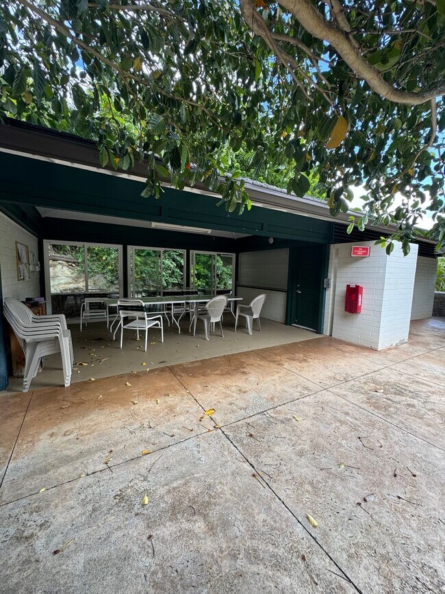 Building Photo - 3 BED, 2 BATH, 2 Parking with AC- Kalani Iki Estates