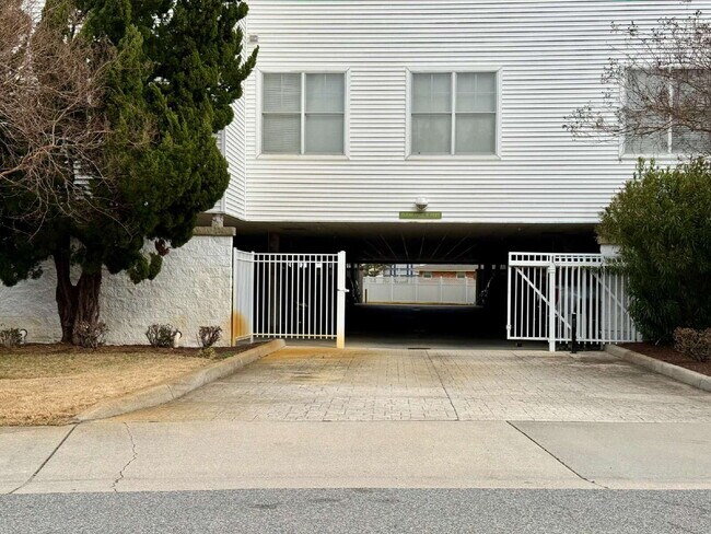 Building Photo - "Coastal Comfort: Spacious 2-Bedroom Condo Retreat in Virginia Beach"