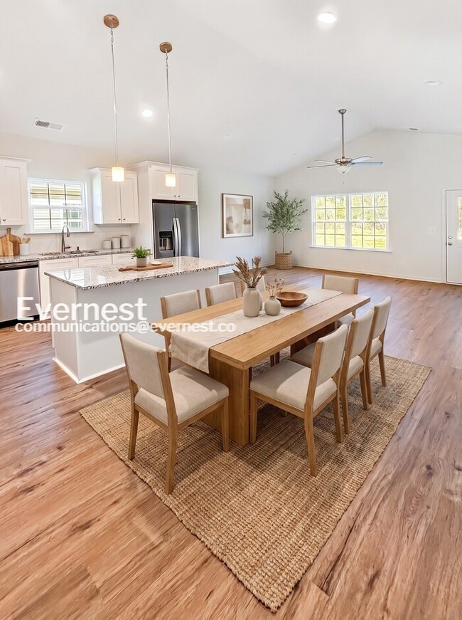 Building Photo - 3 Bed, 2 Bath Home with Garage / Pet-Friendly / Vouchers Accepted / Coming Soon!