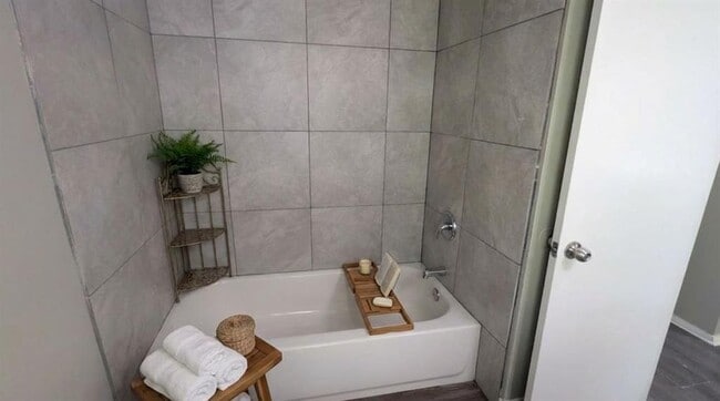 Building Photo - 1711 Burton Dr