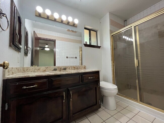 Building Photo - Spacious 3 Bedroom 2 Bathroom Home in the ...