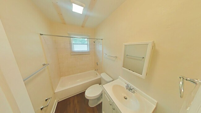 Building Photo - Beautifully Renovated 2/1 - Convenient Loc...