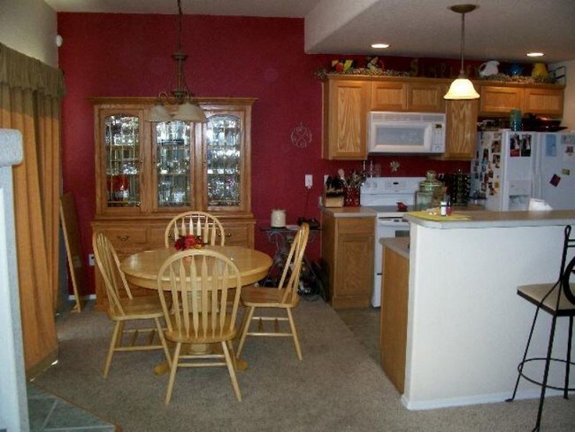 Building Photo - Townhome