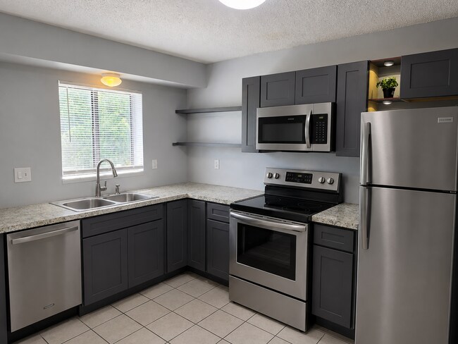 Building Photo - 2526 S Oak Ave
