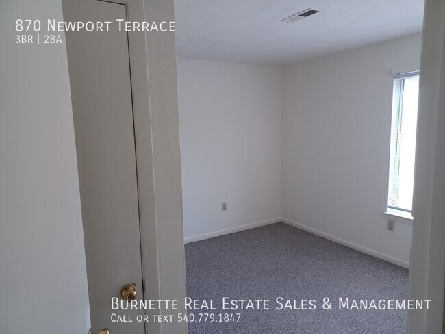 Building Photo - 870 Newport Terrace