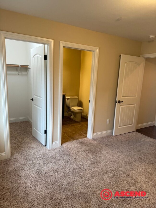 Building Photo - Stunning 4 bedroom + office in Seven Oaks!