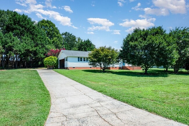 Building Photo - Two Bedroom Farmhouse with LARGE Bonus Room