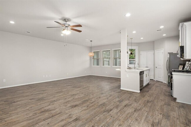 Building Photo - 7325 Hinsdale Dr