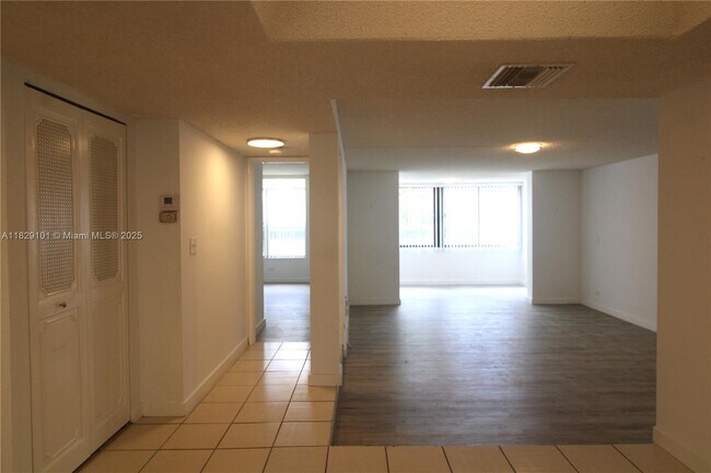 Building Photo - 3750 Inverrary Dr