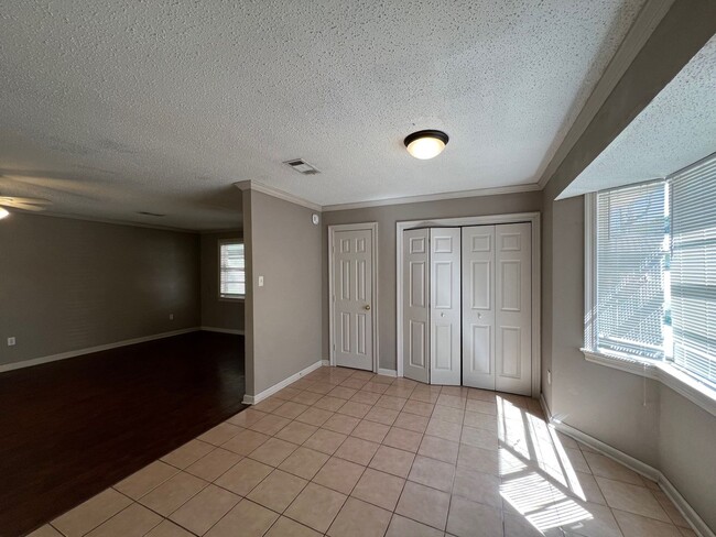 Building Photo - Shadow Bluff