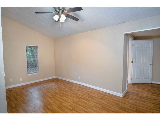 Building Photo - Happy and Convenient Home Near Downtown