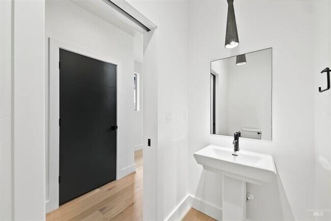 Building Photo - AstoriaTownHome