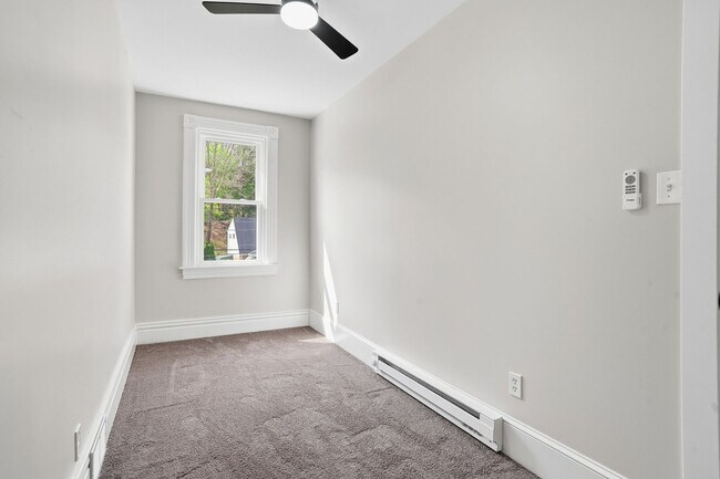 Building Photo - 3 bed 1 bath - completely updated, great location, central air, laundry