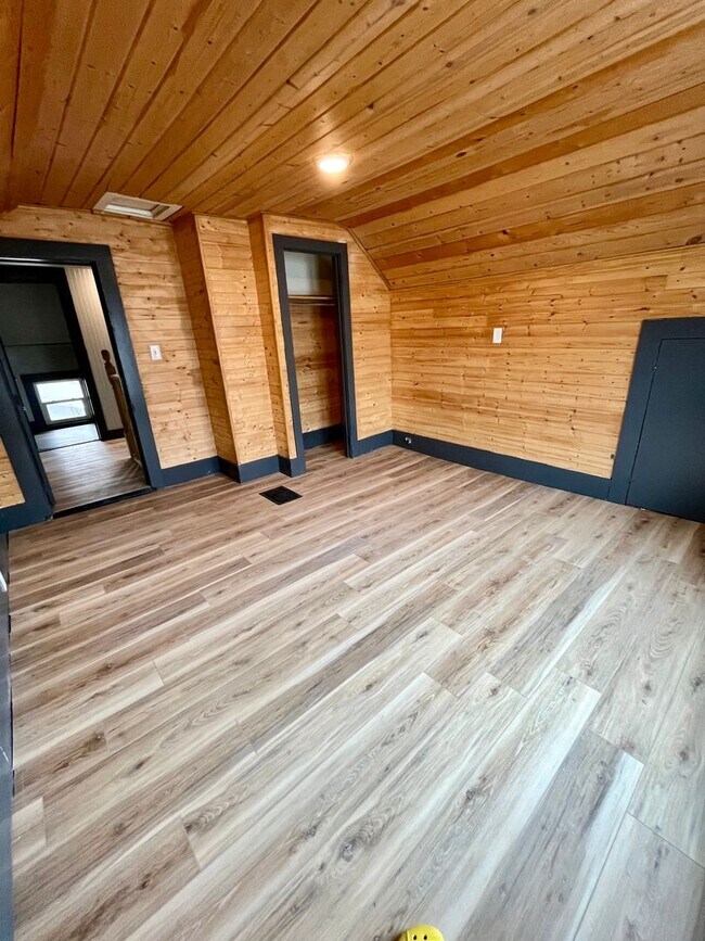 Building Photo - 4 Bedroom / 1 Bathroom House for Rent