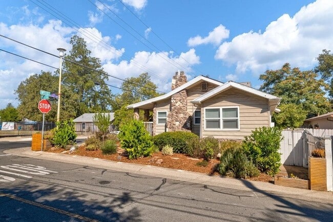 Building Photo - Welcome to this stunning 4-bedroom, 2-bath...