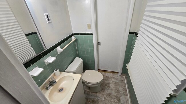 Building Photo - 2206 Glen Iris Cir NW