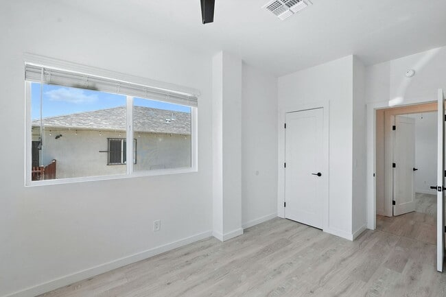 Building Photo - 840 E 6th St