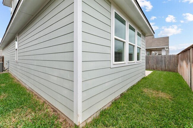 Building Photo - 213 Michaelis Dr