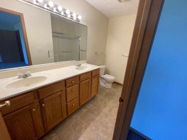 Building Photo - Large 2 Bedroom Condo