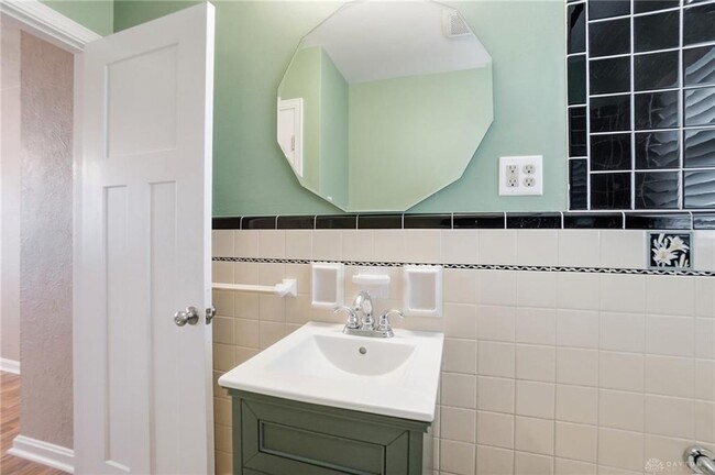 Building Photo - 318 E Central Ave