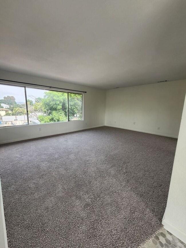 Building Photo - $1000 REBATE! SPACIOUS 3BR / 2BA unit with...