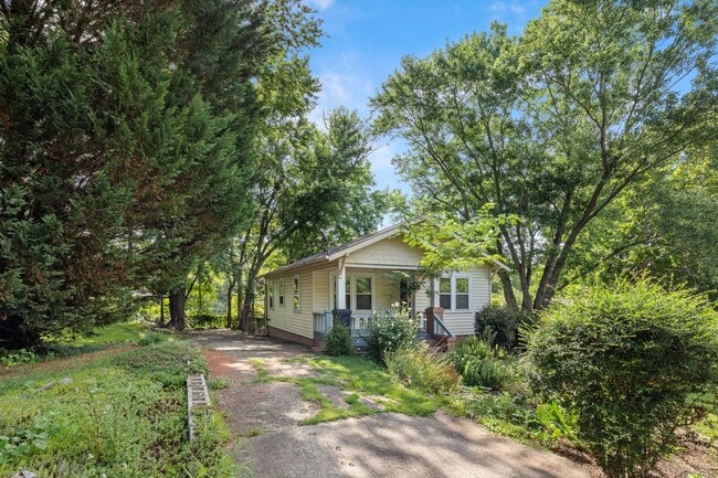 Building Photo - Cute Downtown Bungalow