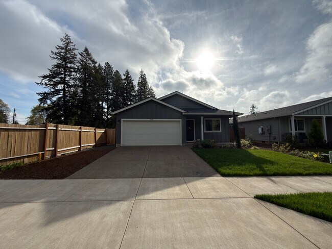 Building Photo - Must See 3 Bedroom with Fenced Yard!