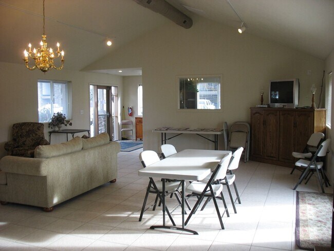 Building Photo - Upstairs 1-bedroom, 1-bath Apartment in an...