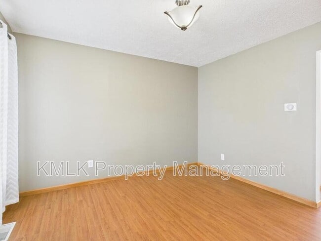 Building Photo - 411 Treeview Dr