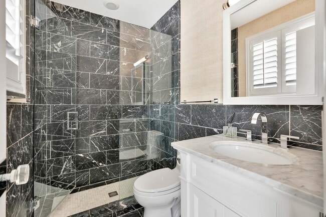 Building Photo - 136 Worth Ct S