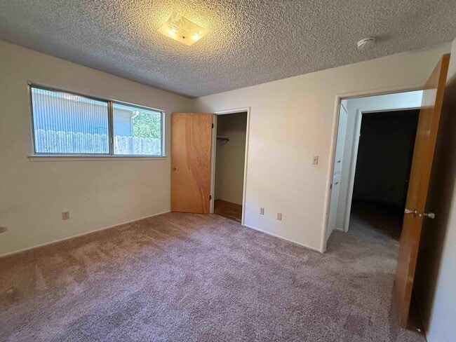 Building Photo - Great River Park 2 Bedroom