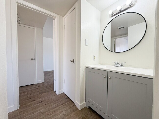 Building Photo - Fully Remodeled 2-Bedroom Townhome in Prim...