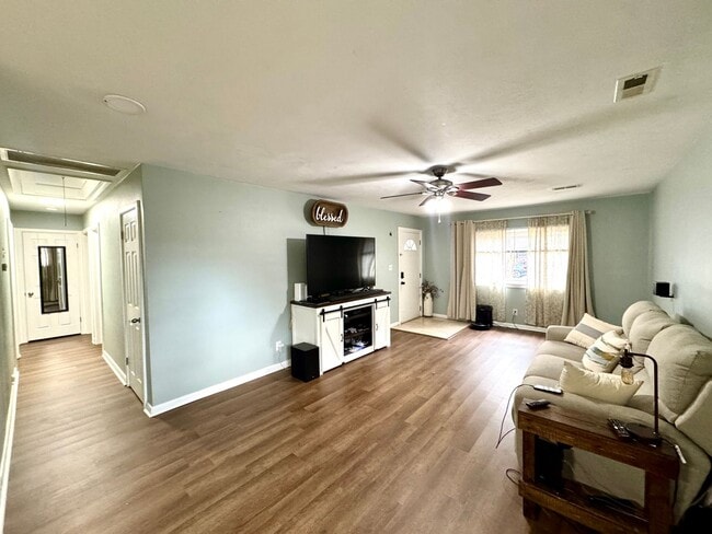 Building Photo - Charming Brick Ranch in the Heart of Churchland