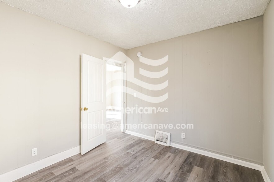 Building Photo - 6006 S 20th Ave