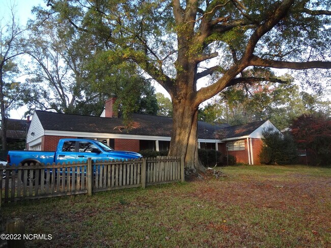 Building Photo - 1601 E 6th St