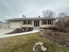 Building Photo - Cute country home available!