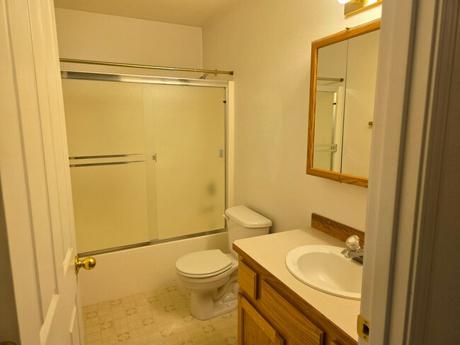 Building Photo - 931 NE Hidden Valley Dr