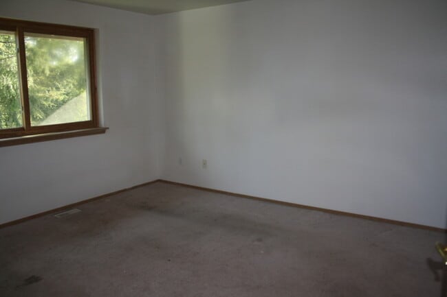 Building Photo - Spacious Split Entry