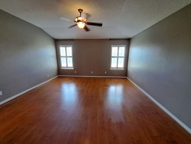 Building Photo - 4BR/3BA with privacy fenced backyard