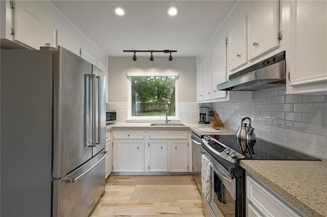 Building Photo - 9405 Caracas Dr