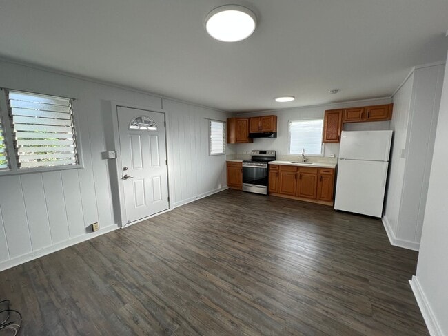 Building Photo - 3046C Harding Ave