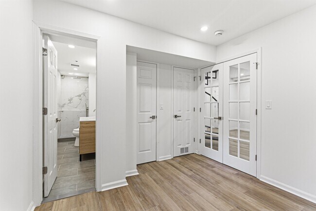 Building Photo - 419 5th St