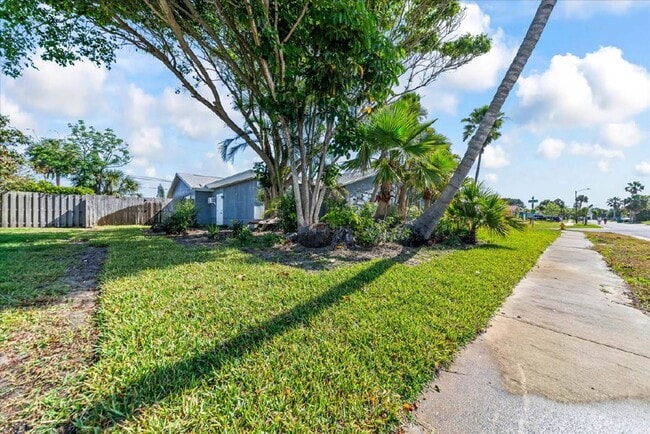 Building Photo - Stunning Newly Rehabbed Single-Family Home — Modern Design • Near Beach, Shopping & Dining!