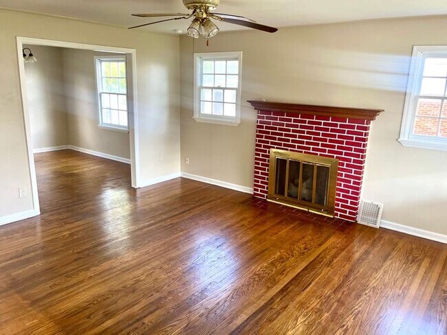 Building Photo - Beautiful 3 Bed 2 Bath w Fire Place/Hardwo...
